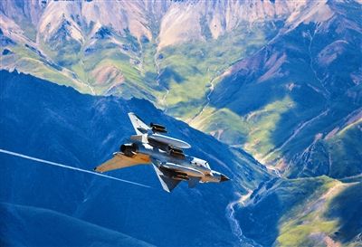 资料图:中国空军在雪域高原实战演练 资料图:中国空军在雪域高原实战演练