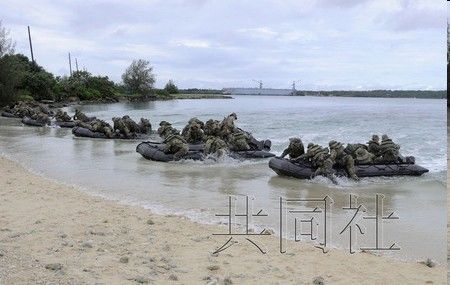 日本陆上自卫队和美国海军陆战队乘坐皮划艇登陆岛屿。 日本陆上自卫队和美国海军陆战队乘坐皮划艇登陆岛屿。