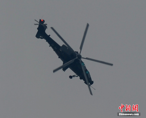 15日下午,武直10表演“莱维斯曼倒转”。陈海峰 摄 15日下午,武直10表演“莱维斯曼倒转”。陈海峰 摄