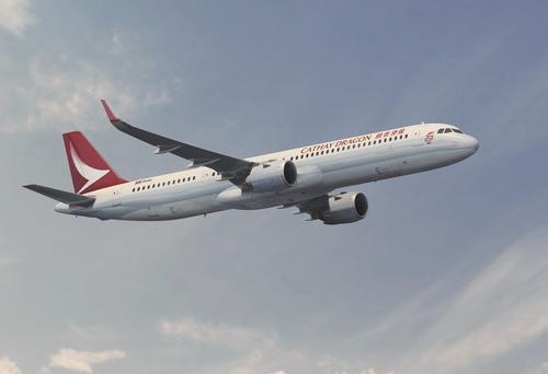 港龙航空一载317人飞机引擎冒烟紧急降落高雄机场